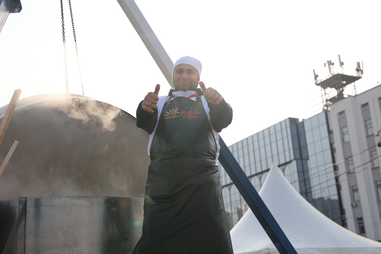 В Хабаровске на центральной площади накормили ухой 15 тысяч человек в честь Дня народного единства В Хабаровске на центральной площади накормили ухой 15 тысяч человек в честь Дня народного единства